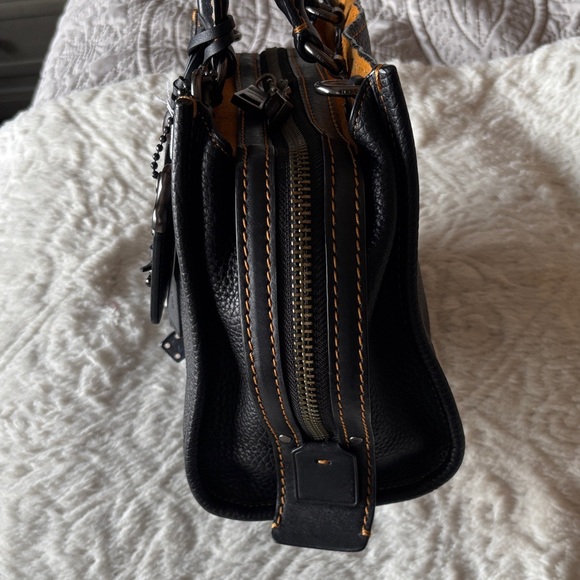 Coach 1941 Rogue 25 in Black w/ Black Hardware + NWT Coach Charm - Picture 4 of 15